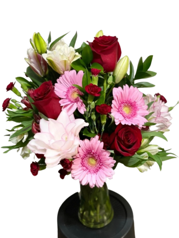 Pink and red flower bouquet in vase.